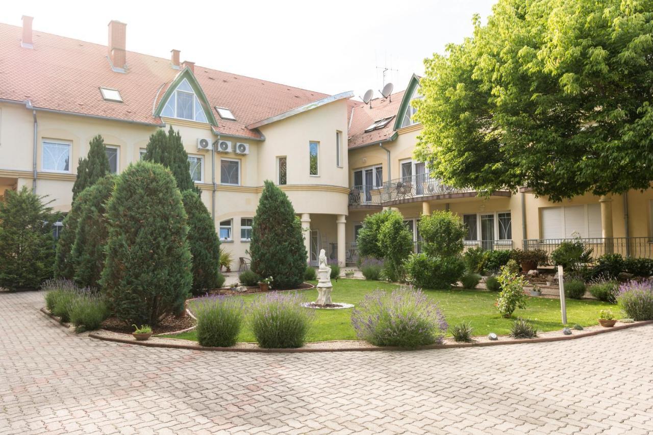 Hotel Harka Harkány Extérieur photo