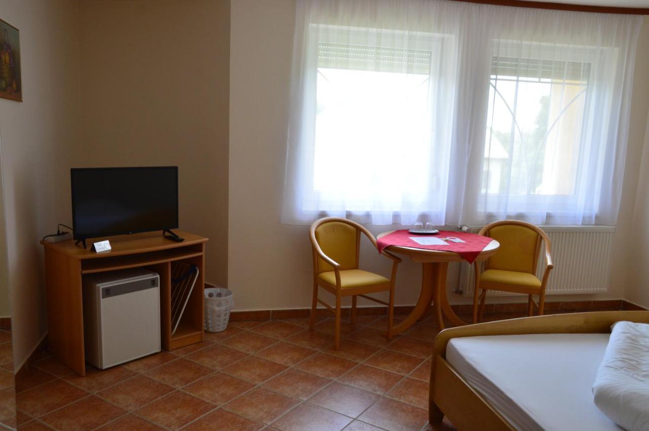 Hotel Harka Harkány Extérieur photo