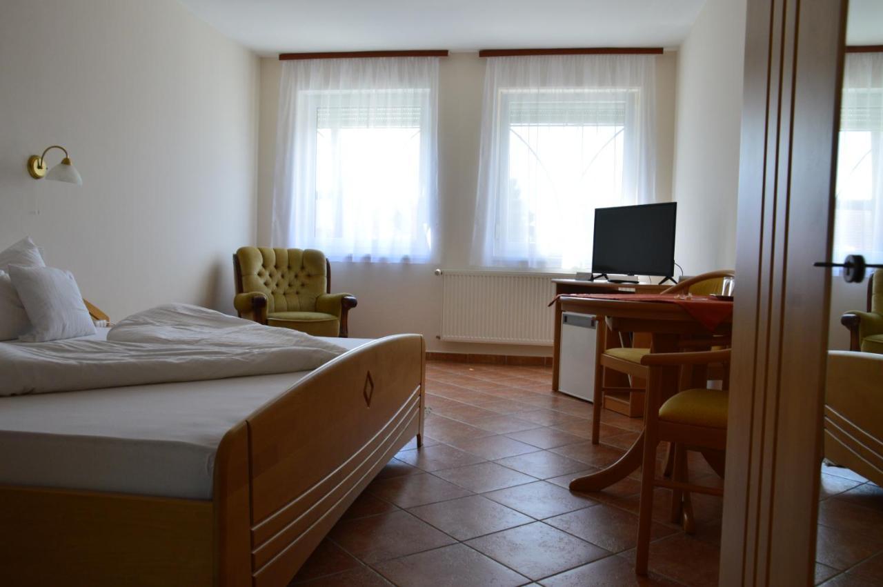 Hotel Harka Harkány Extérieur photo